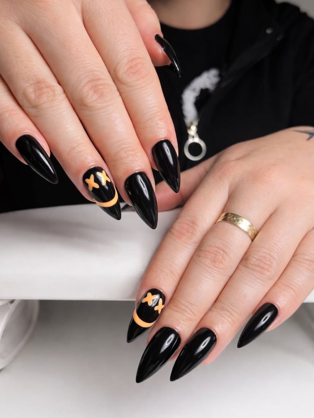 Schwarze Nagelgestaltung mit feinem Design
